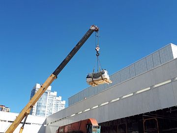 Выгрузка цельносваренных полотен ЭПДМ мембраны на объект